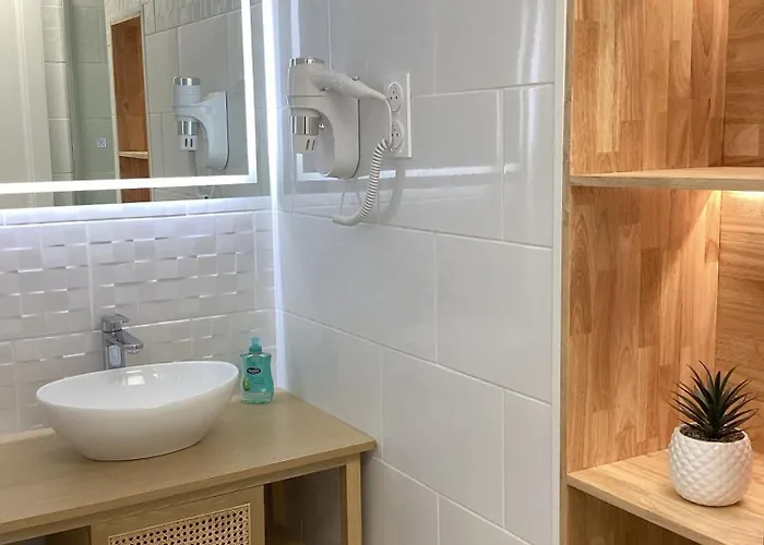 Somea 110m2 Climatisé, Parking, Proche Sanctuaire Appartement *